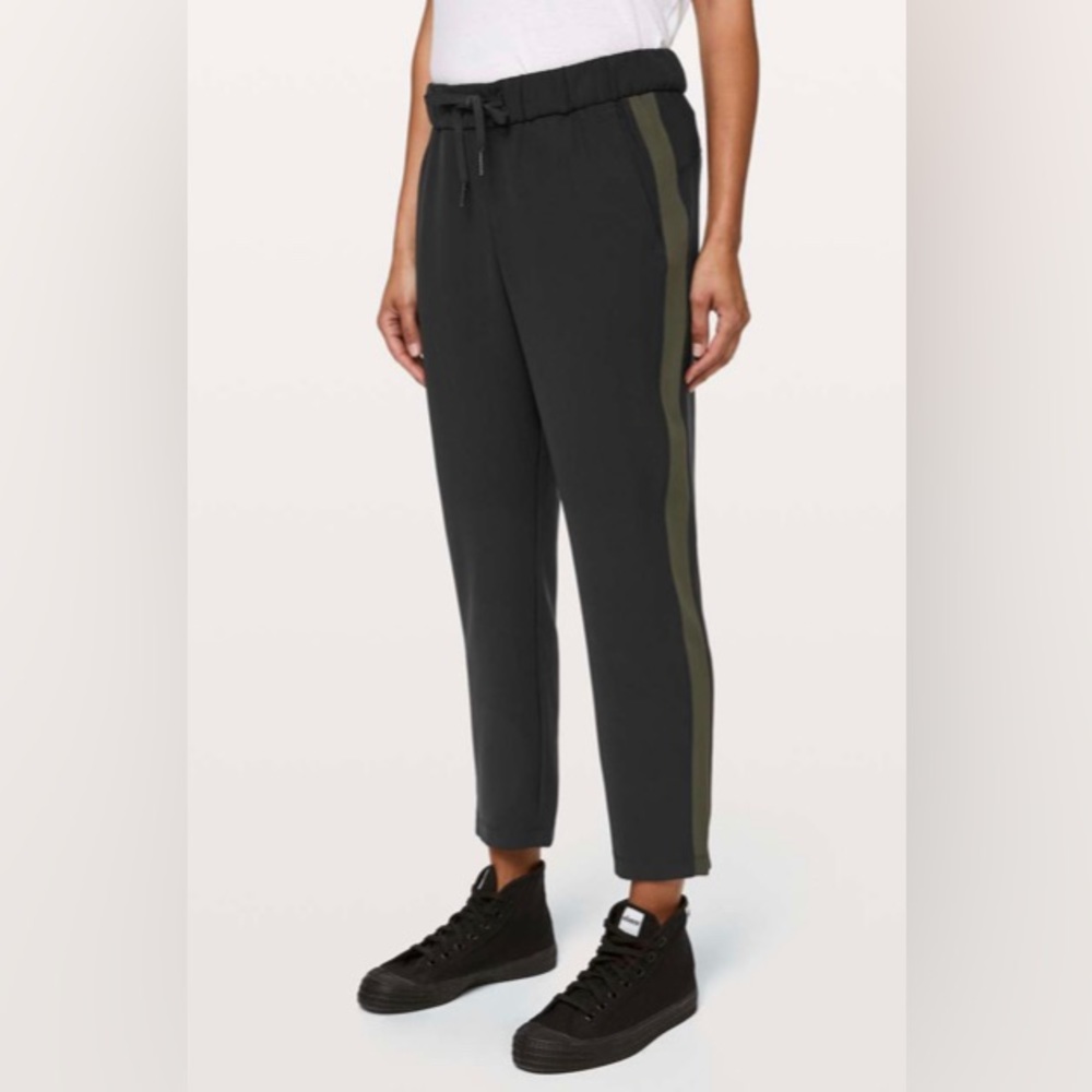 Lululemon On The Fly Pant Woven *Track Stripe
Black / Dark Olive